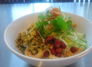 Quán Huế Thương – Đúng chuẩn vị Huế nằm giữa trung tâm Quận 2 (Hồ Chí Minh)