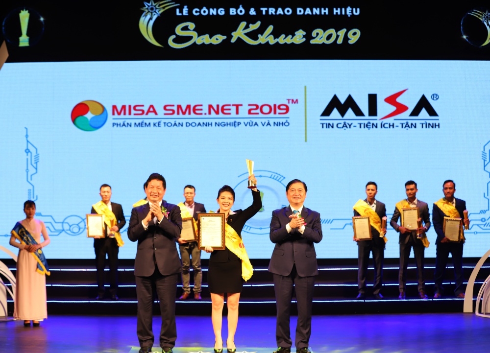 đại diện MISA nhận cúp Sao Khuê 2019 cho Phần mềm kế toán MISA SME.NET 2019