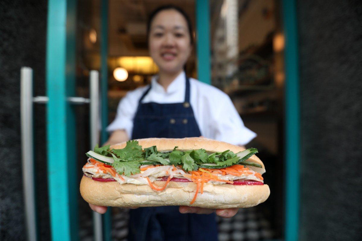 nhân viên tiệm bánh mì