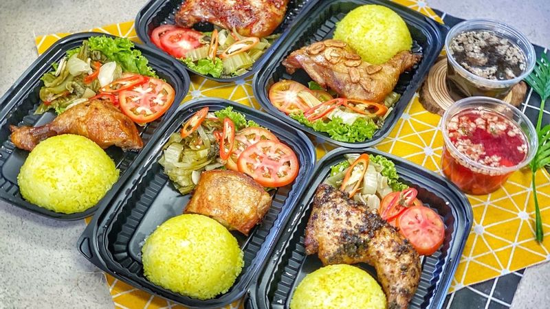 cơm gà xối mỡ Bento Delichi