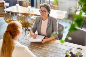 Các quán cà phê thường không có đủ ngân sách để xây dựng phòng ban Marketing chuyên biệt