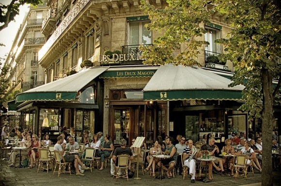 Các quán cafe vỉa hè cũng có sức hút riêng