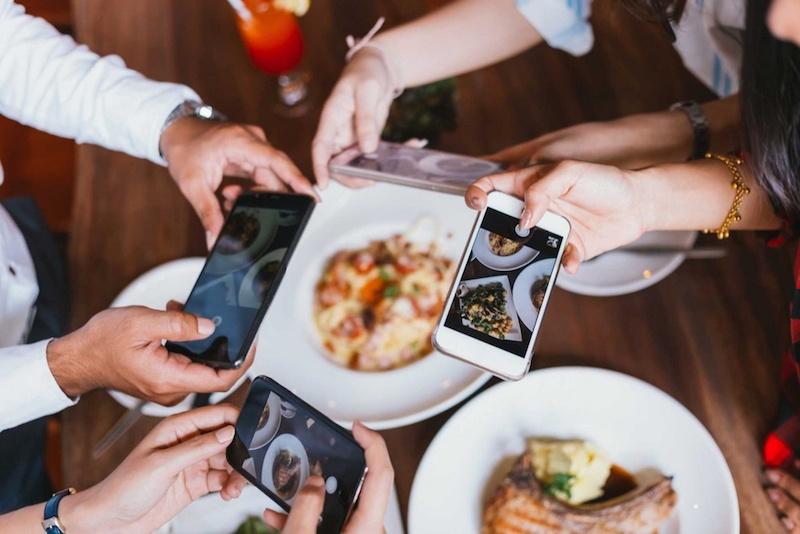 Ngoài việc chụp các món ăn ngon, sử dụng hashtag vào bài đăng sẽ giúp mọi người dễ dàng tìm kiếm nhà hàng ở nhiều nền tảng khác nhau