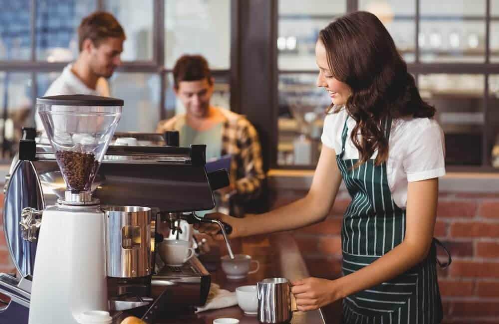 Các anh chị chủ có thể đảm nhận vai trò trong quán cafe để tiết kiệm chi phí