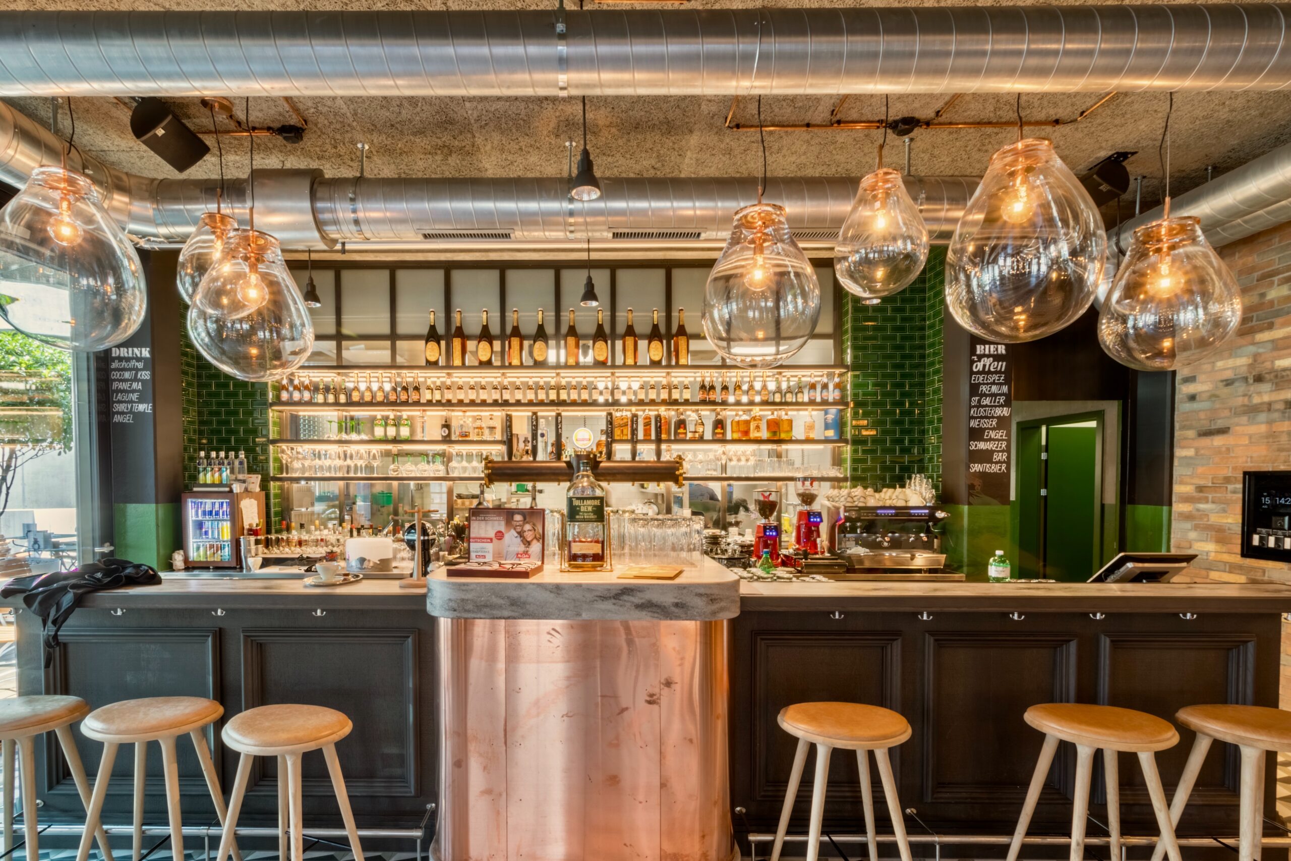 lựa chọn ghế cho quán bar