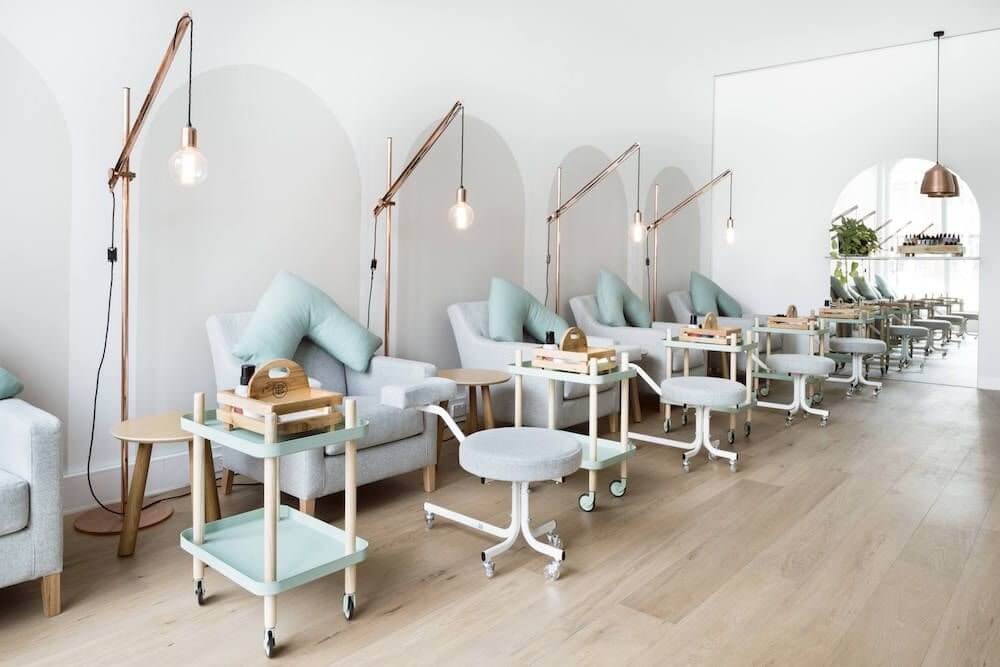 tiệm nail xe đẩy dụng cụ