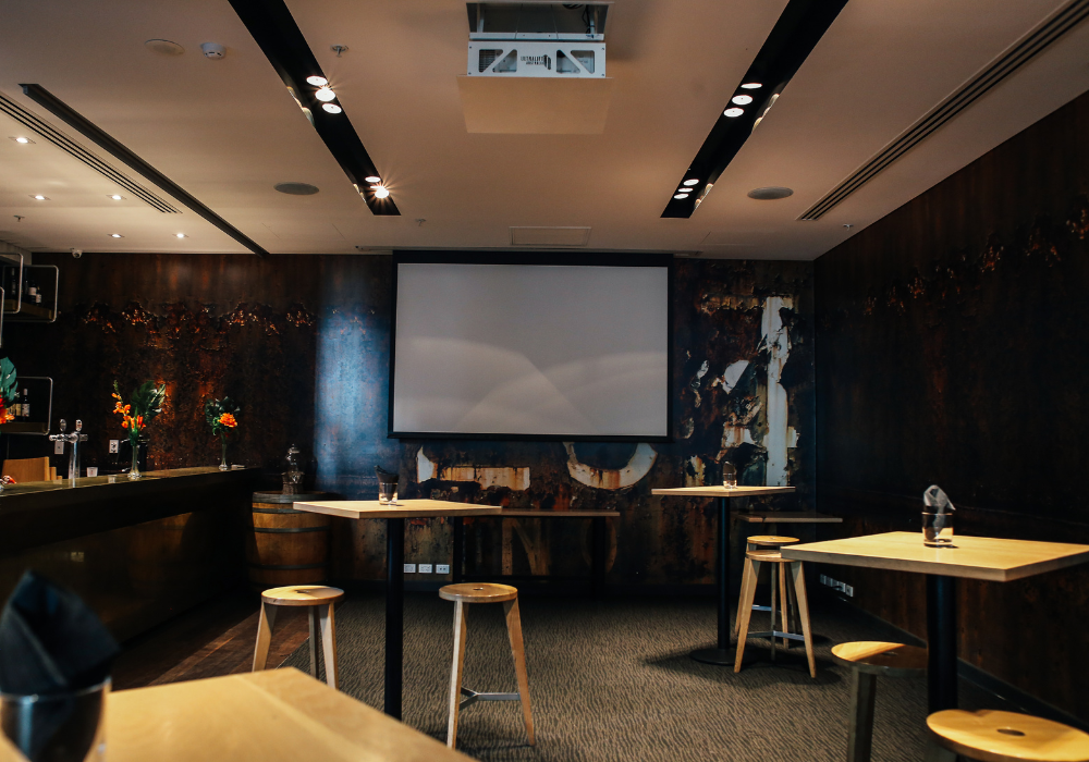 Lựa chọn màn hình máy chiếu phù hợp với không gian quán cafe
