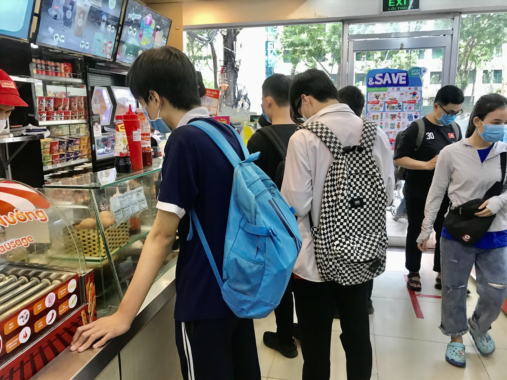 khách hàng đến sử dụng dịch vụ tại circle k