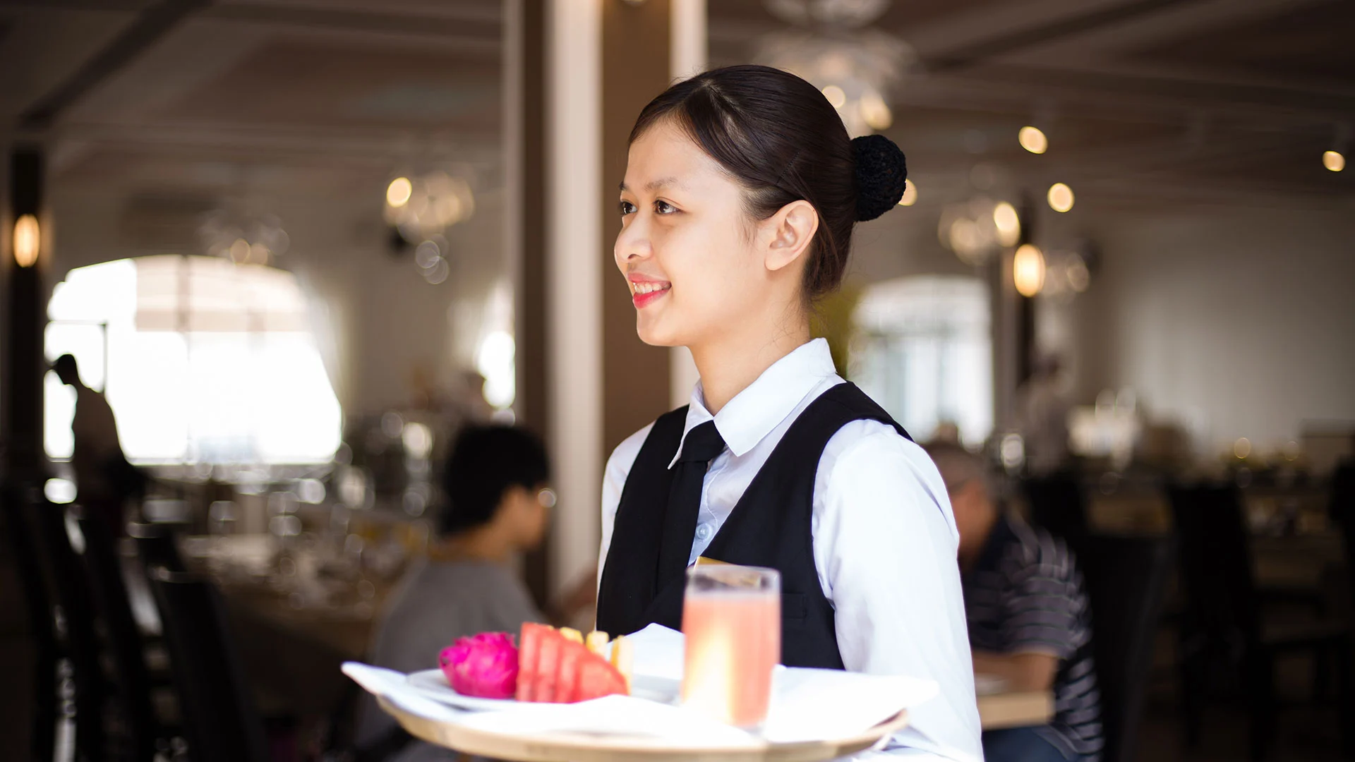 Chào đón và phục vụ khách hàng với thái độ thân thiện