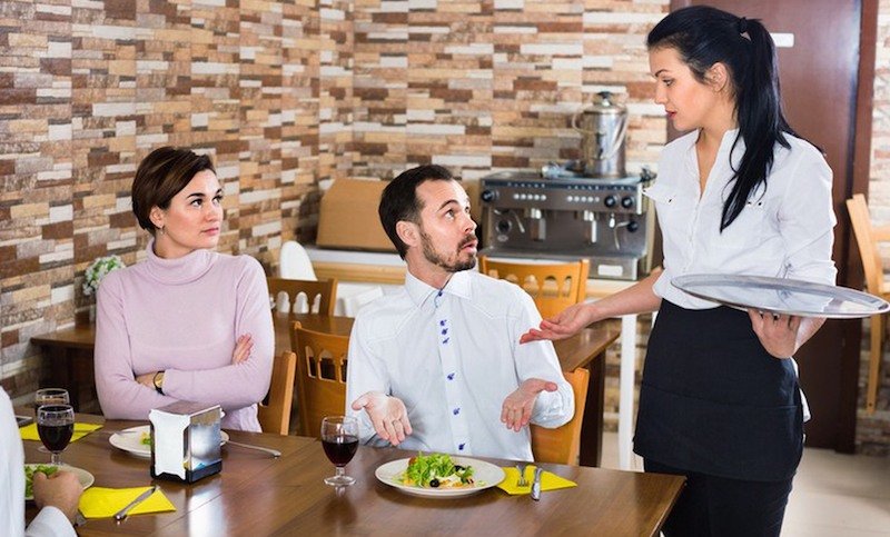 khách phàn nàn về chất lượng món ăn