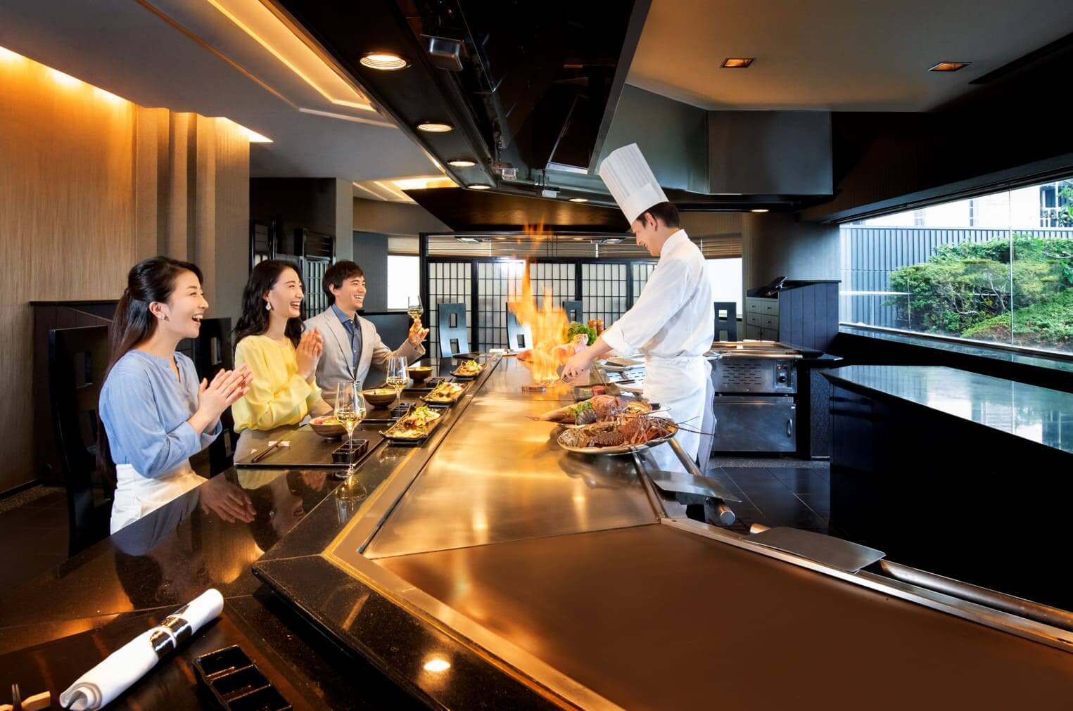Nhân viên làm việc trong Show Kitchen không chỉ là đầu bếp mà còn là "người trình diễn" trước khách hàng
