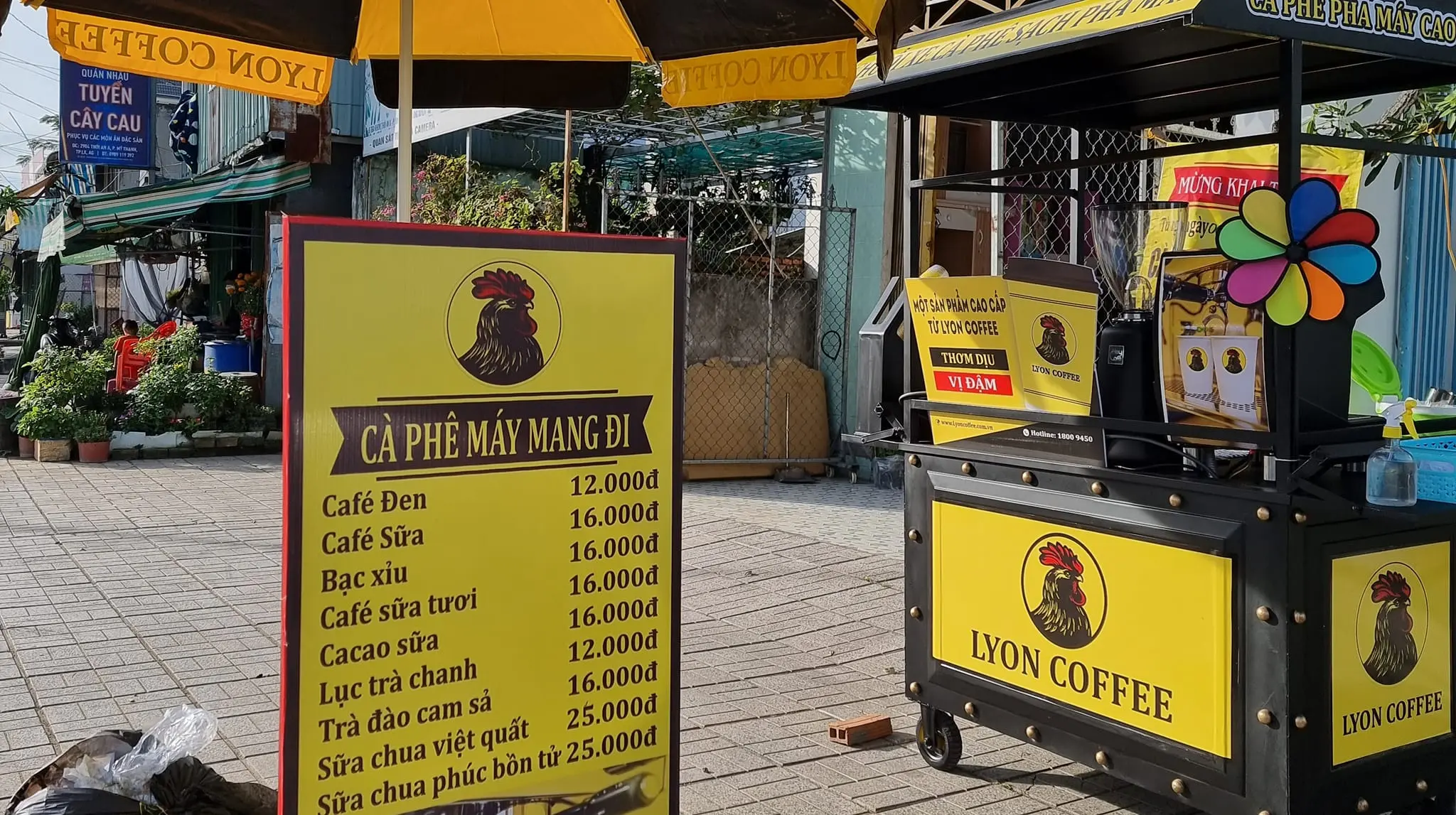 Menu xe cafe take away đơn giản của Lyon Coffee
