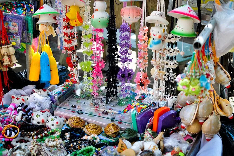 bán quà lưu niệm tại hội chợ