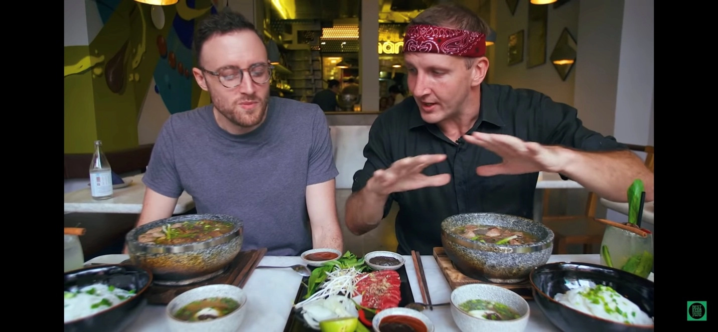 khách du lịch ăn phở
