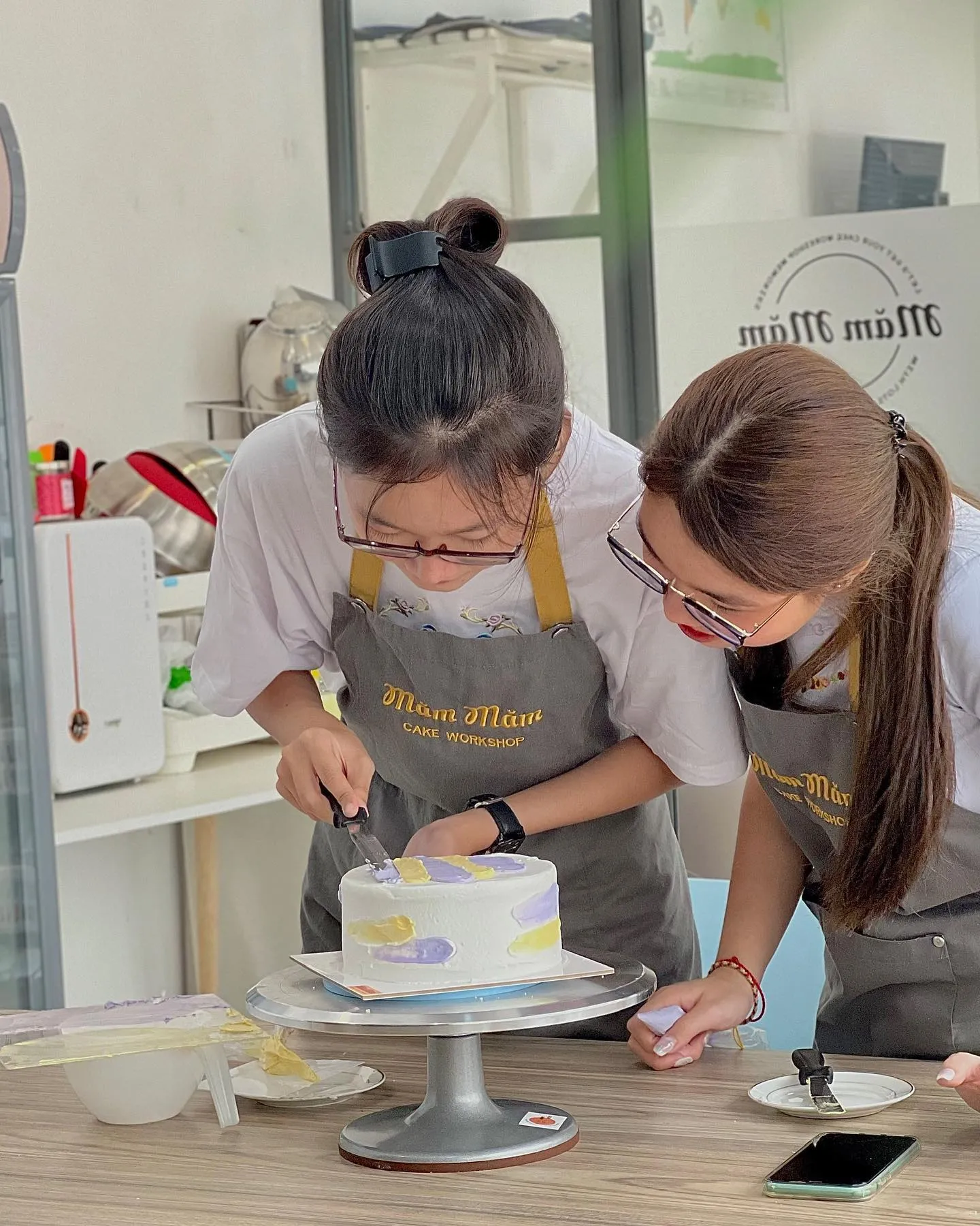 nhân sự làm bánh kem