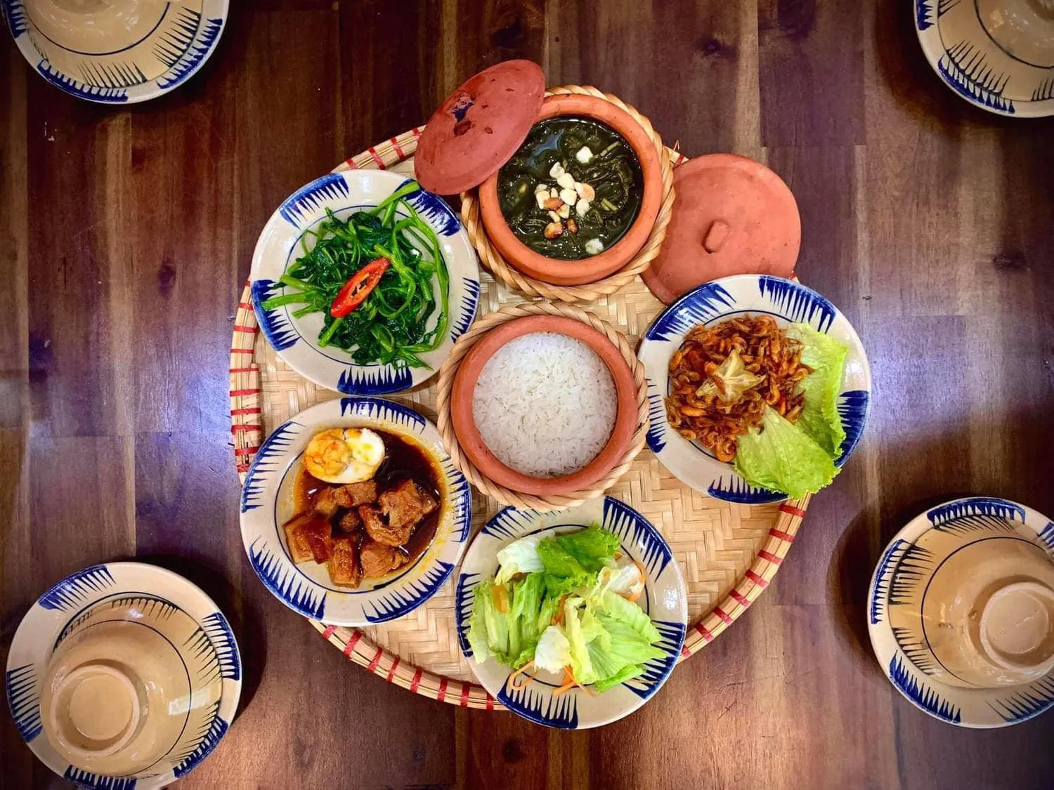 Set up bàn ăn kiểu Việt
